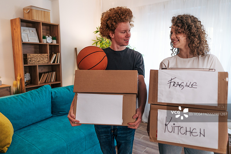 年轻情侣一起搬进新家图片素材