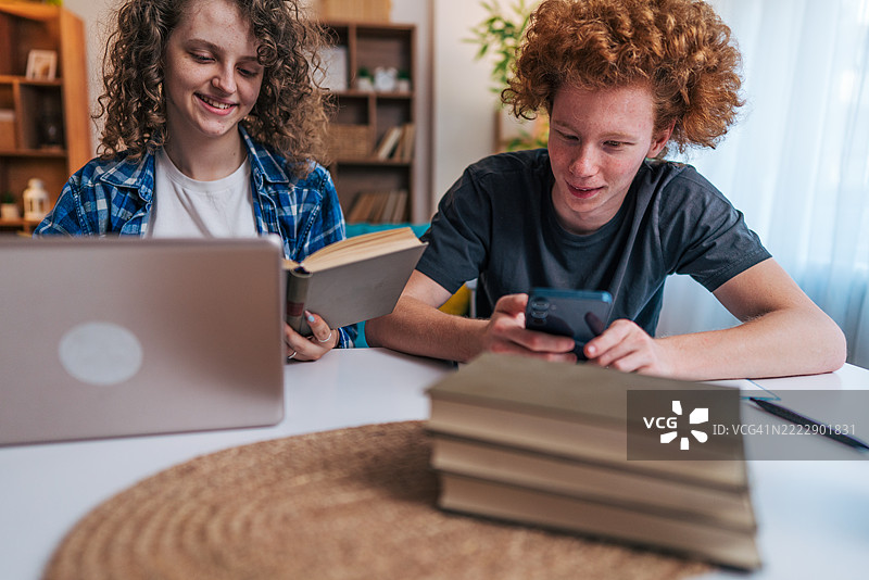 年轻人参与学习和科技活动图片素材