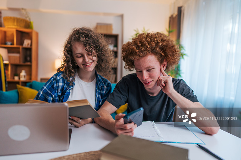 年轻人一起使用科技学习图片素材