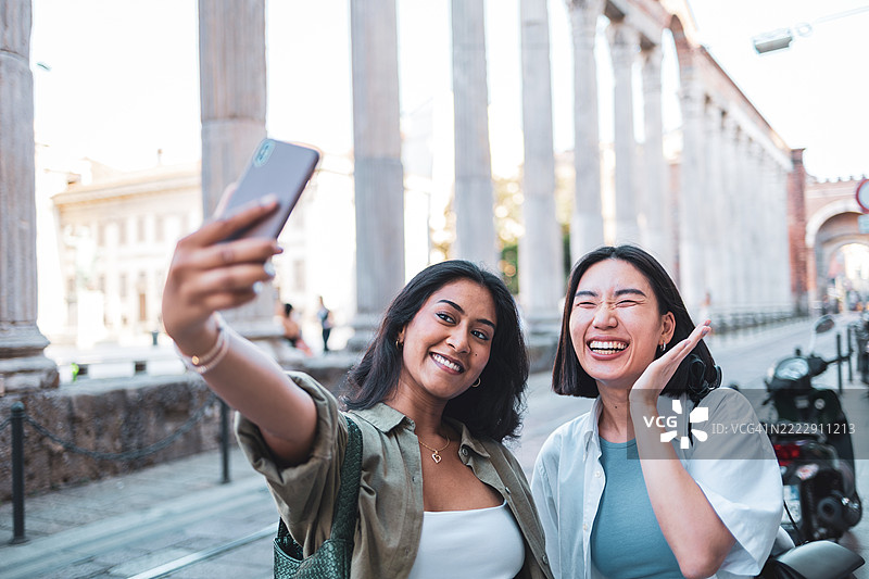 两位年轻女性在意大利米兰自拍，庆祝多样性和包容性图片素材