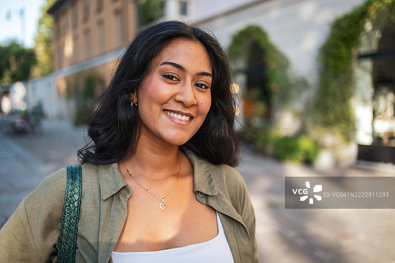 年轻游客在米兰微笑，倡导旅行中的多样性和包容性图片素材