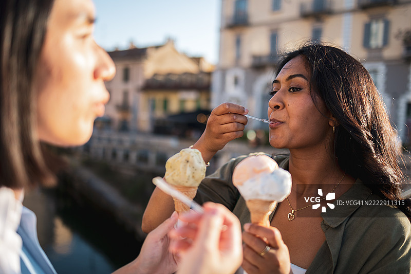 两位女性朋友在意大利米兰享受冰淇淋图片素材