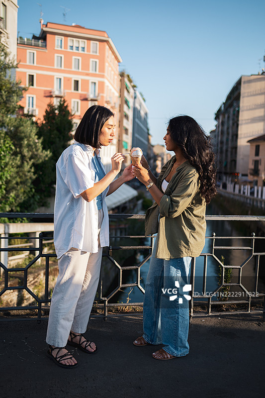 庆祝米兰城市景观中的多样性和包容性图片素材