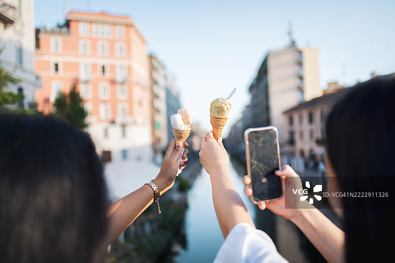 游客在意大利米兰拍摄冰淇淋蛋筒图片素材