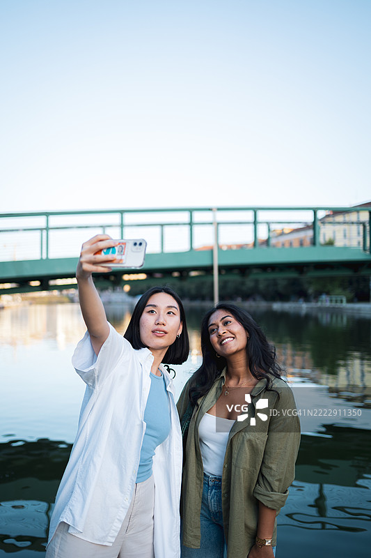 朋友们在米兰风景如画的运河旁捕捉回忆图片素材