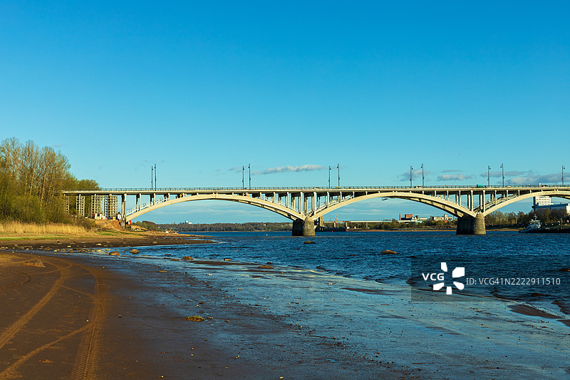 俄罗斯，里宾斯克 - 2025年5月5日：从河岸俯瞰伏尔加大桥图片素材