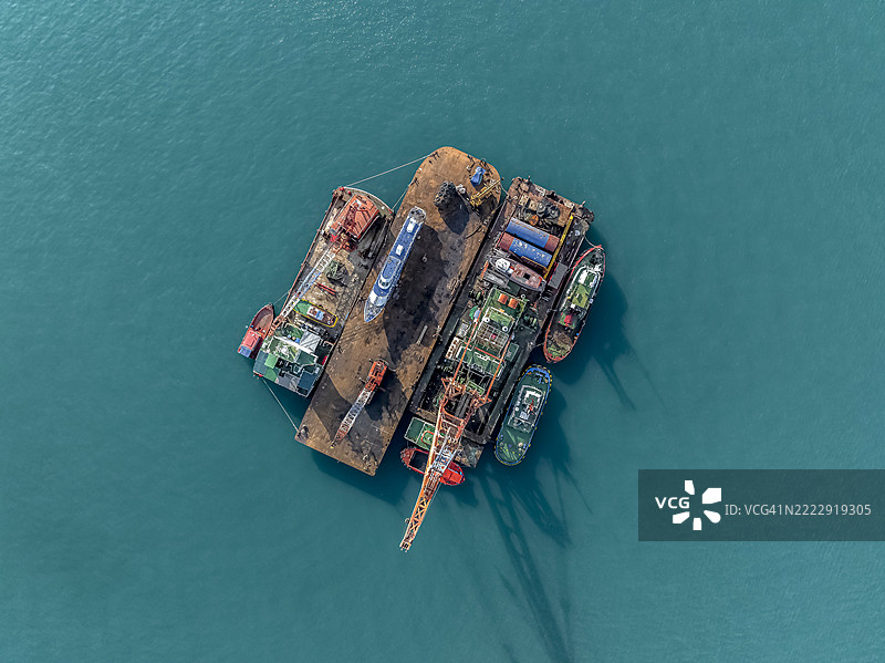 航拍视角，船厂，移动船舶修理机械，海上船舶修理起重机。图片素材