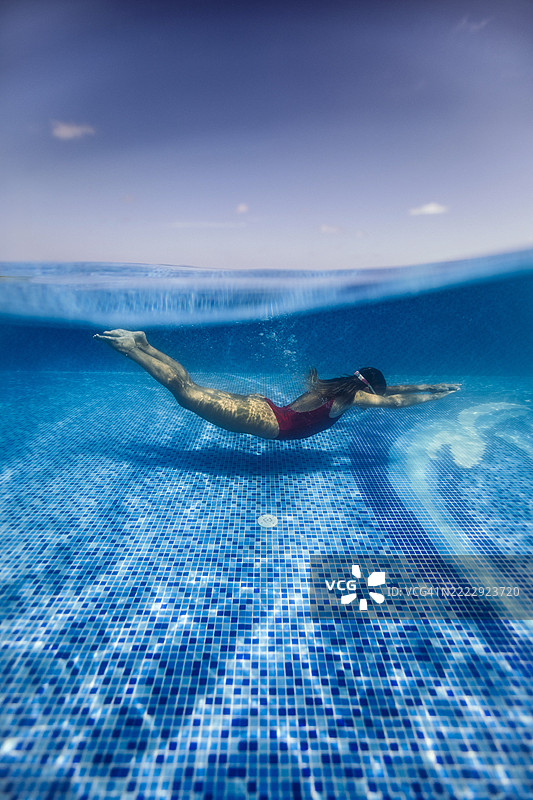 女人在泳池中潜水图片素材