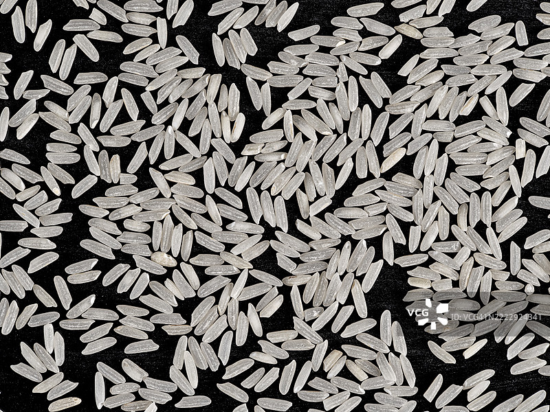 黑色背景上的长粒米全景。图片素材