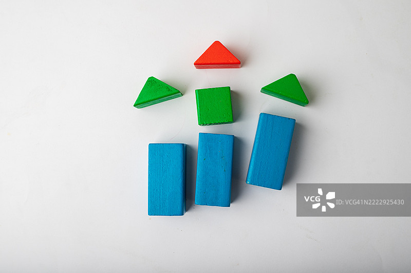 木块排列成向上箭头或增长符号图片素材