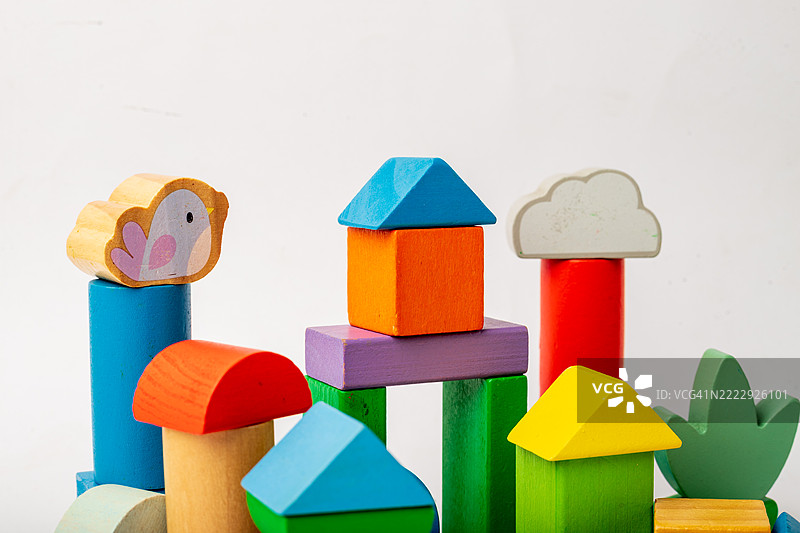 多样色彩的木块，形状为动物和自然元素图片素材