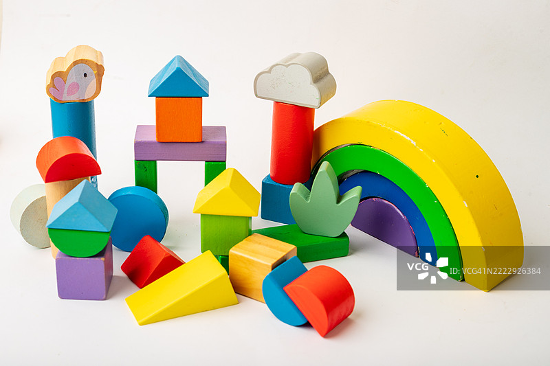 充满想象力的游戏场景，搭配色彩鲜艳的木制玩具和彩虹拱门图片素材