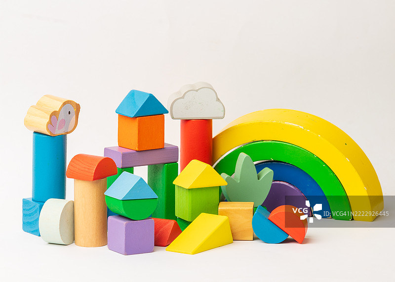 童年梦想：创意木块与明亮的彩虹图片素材