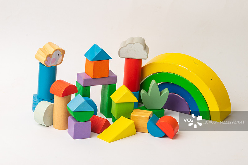 教育木块：丰富多样的学习与乐趣组合图片素材