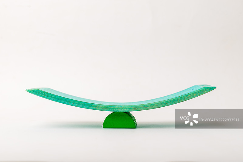 绿色木制平衡梁与绿色支点图片素材