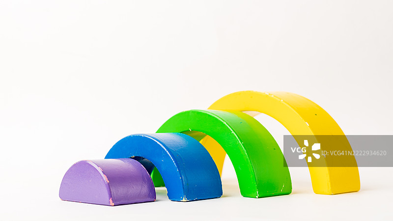 白色背景上的木制彩虹拱门玩具积木图片素材