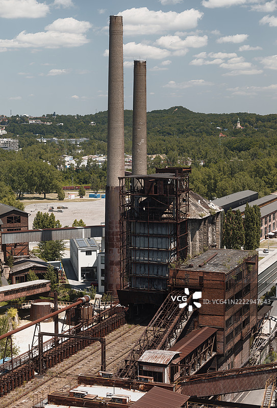 废弃钢铁厂中的锈蚀建筑图片素材