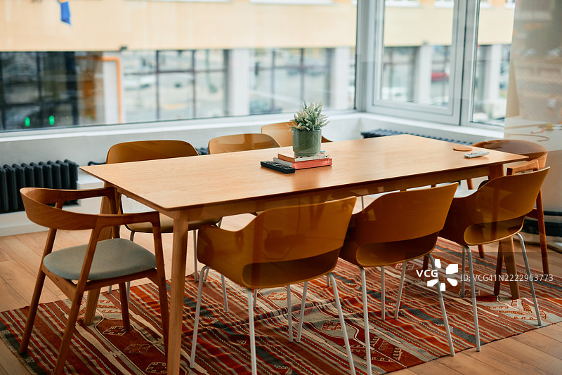 现代会议室，配有木质桌椅图片素材