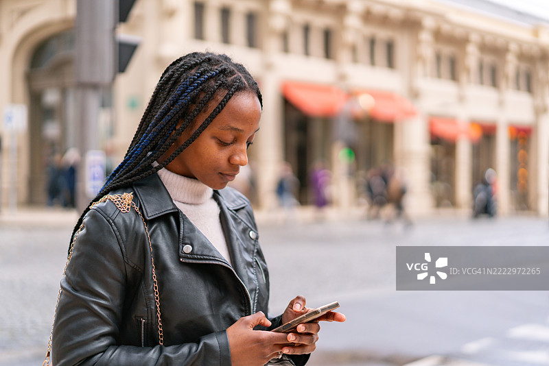 在波尔图的城市中发短信的黑人青少年图片素材