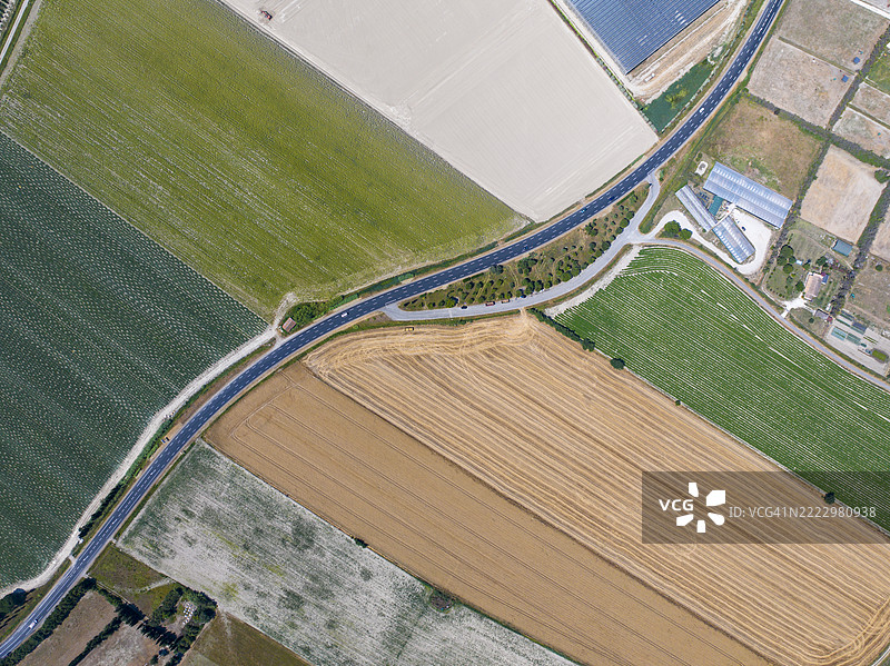 法国普罗旺斯田野中的小路图片素材