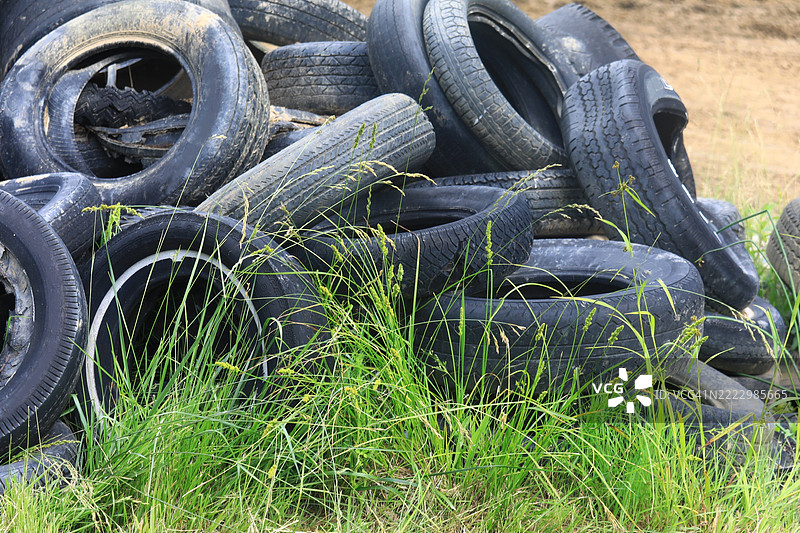 废弃的旧轮胎在垃圾场图片素材
