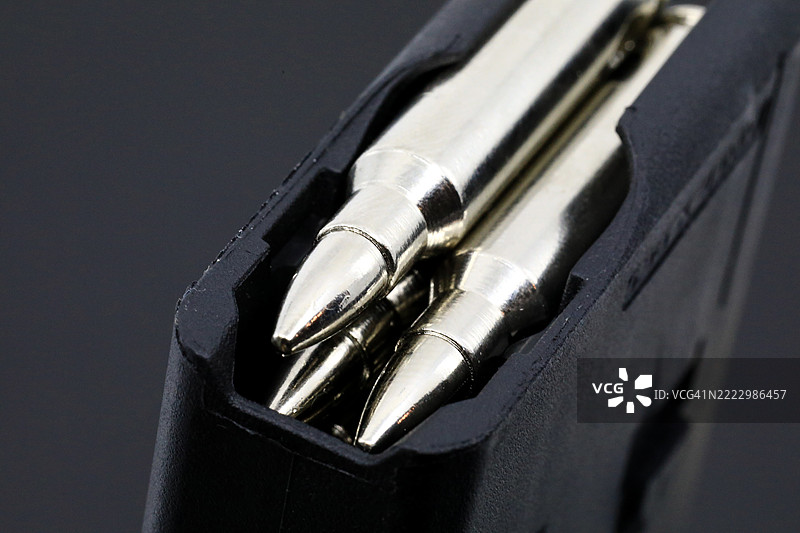 枪弹匣中的子弹特写图片素材