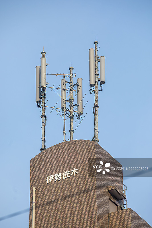 横滨建筑屋顶上的通信天线图片素材