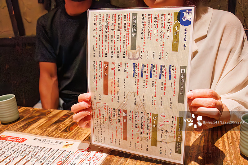 菜单展示个性化元素，例如店主的手写字母等。图片素材