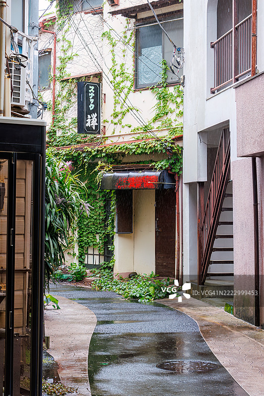 购物拱廊里有许多酒馆、餐厅、小吃摊和咖啡馆。大多数都是私人经营的，它们独特的外观和招牌都值得一看。图片素材