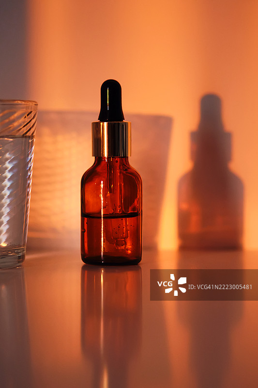 夕阳余晖下的面部精华液。图片素材