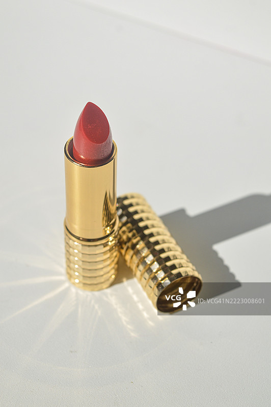 化妆：红色口红图片素材