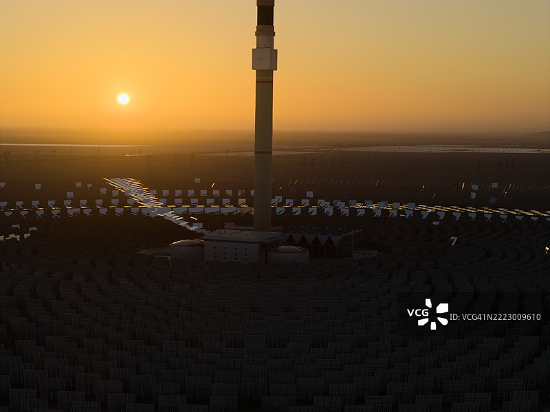 日落时分的太阳能发电厂图片素材