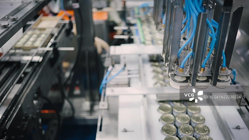 工业生产线中使用机器人托盘系统的罐头食品包装自动化 | 高速罐装机用于大规模食品加工设施图片素材
