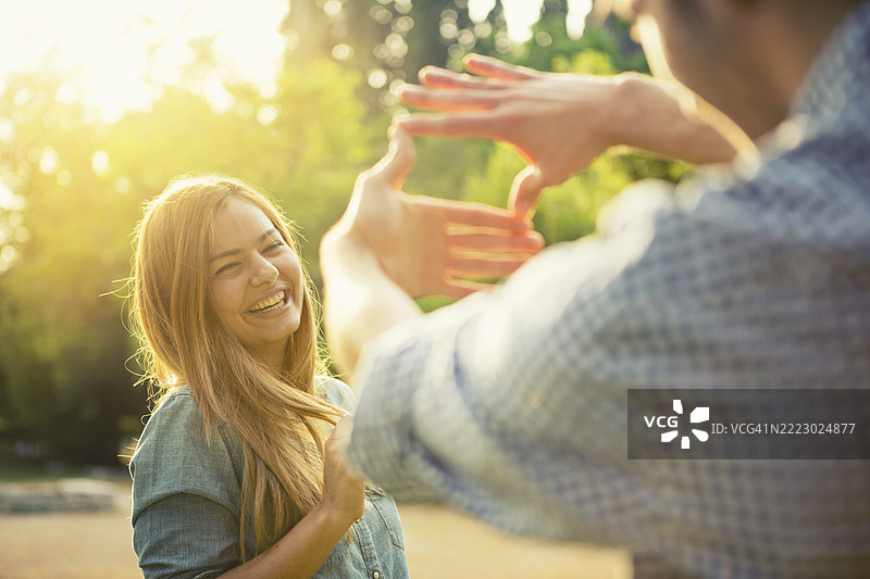 朋友们在公园的黄金时刻享受户外乐趣图片素材