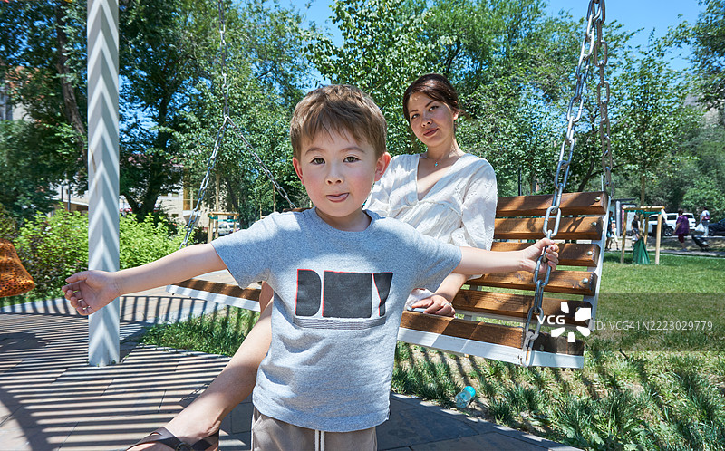 孩子保护母亲不被拍摄图片素材