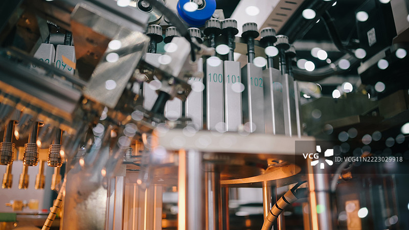 现代工厂中具有同步机械组件的高速机器人装配线图片素材