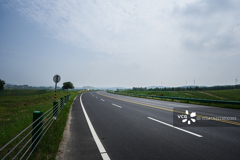 空旷的高速公路延伸至地平线图片素材