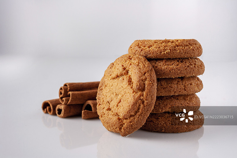 白色玻璃上的一堆燕麦肉桂饼干图片素材