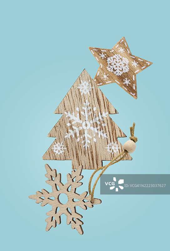 新年木制圣诞玩具在蓝色背景上飞舞图片素材