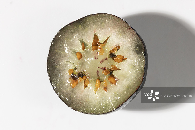 切开的蓝莓，露出可见的种子和浅色果肉，微距图像图片素材