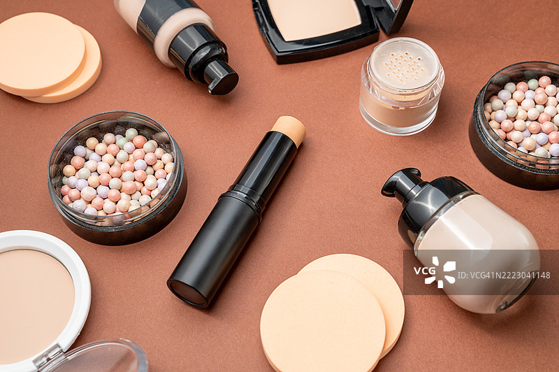 各种肤色产品摆放在棕色背景上图片素材