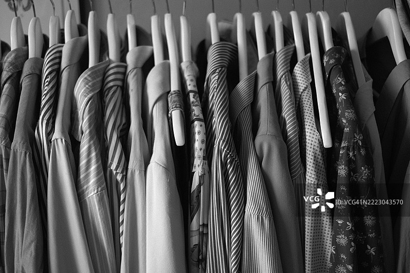 一排挂在衣架上的衬衫图片素材