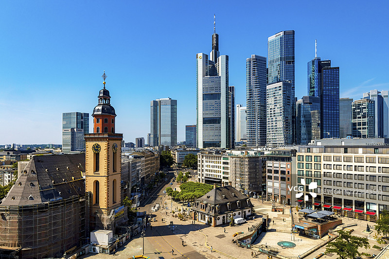 从法兰克福市中心的霍普特瓦赫广场俯瞰圣凯瑟琳教堂与城市天际线，德国黑森州，欧洲图片素材