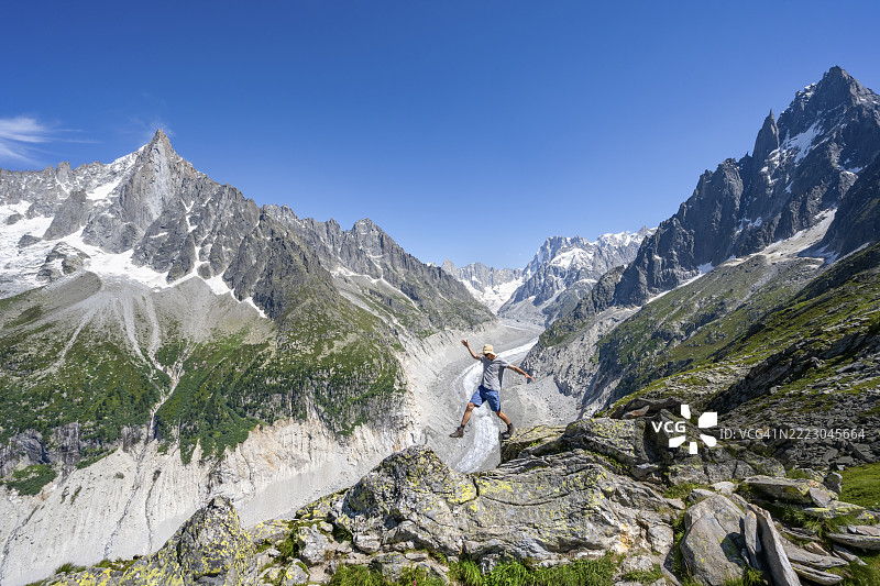 壮丽的山景,有巍峨的山峰和冰川,徒步路线上有登山者,大北阳台,梅德格拉斯冰川舌,背后是巨人之峰,勃朗峰山脉,蒙特维尔,霞慕尼,上萨瓦省,法国,欧洲图片素材