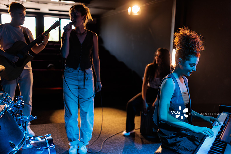 乐队一起演奏音乐图片素材