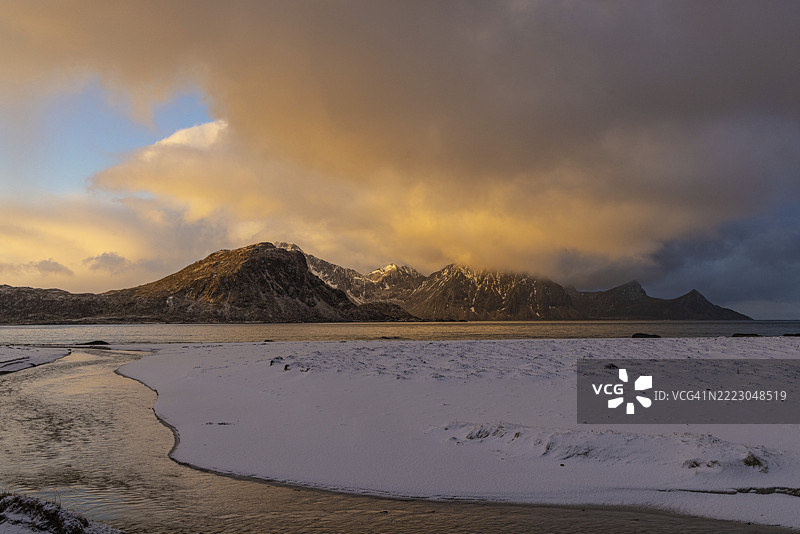 挪威北部洛福滕群岛霍克兰海滩的晨光图片素材