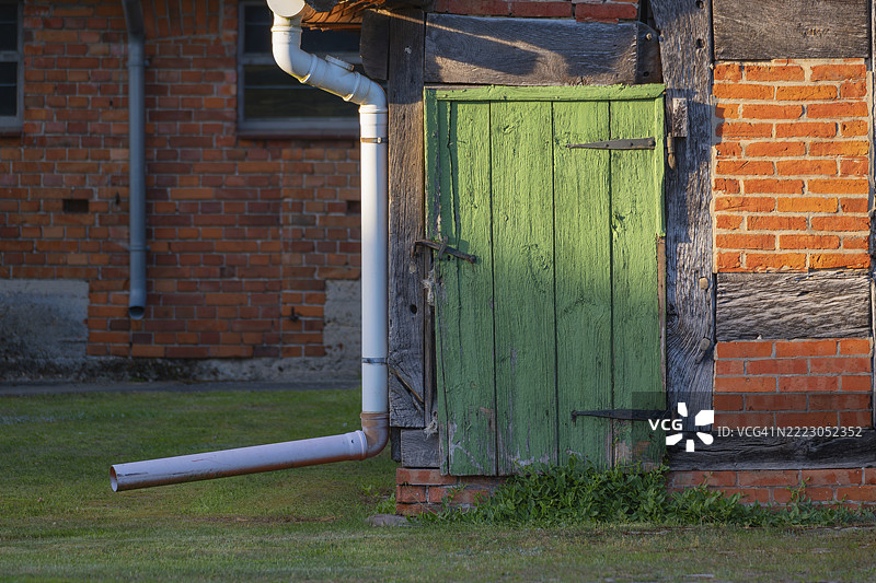 农场的马厩门景观，半木结构，历史悠久，博梅，海德克赖斯，雷滕阿勒，莱宁阿勒谷，德国，下萨克森，欧洲图片素材