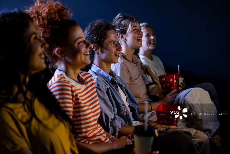 微笑的电影院观众图片素材