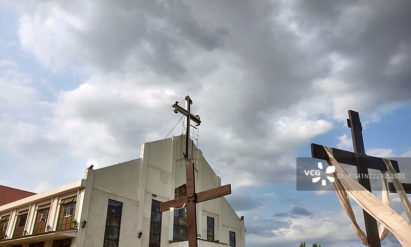 圣洛伦佐·鲁伊斯及其同伴教堂的低角度视图。图片素材