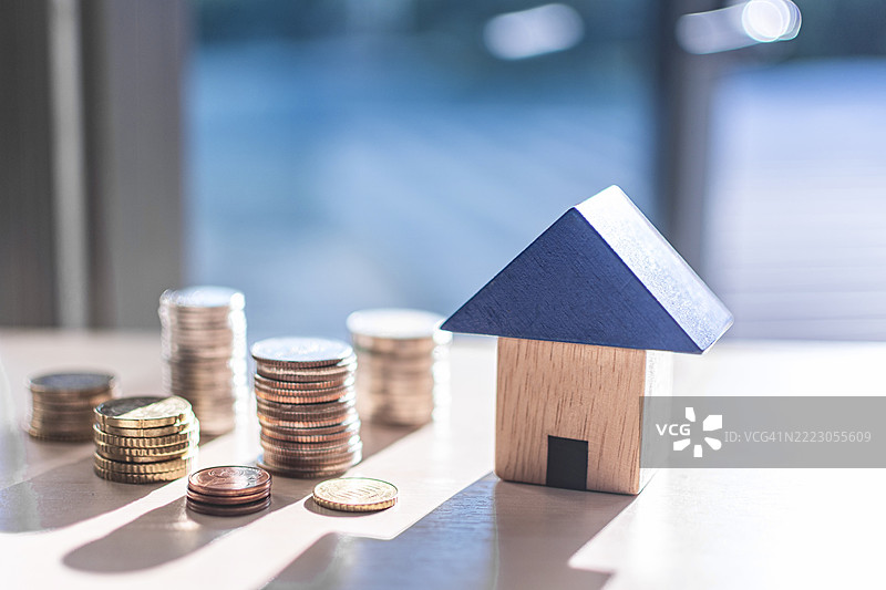 家庭概念，家庭储蓄，出售房屋，金钱与房屋，商业与金融概念，房屋保险图片素材